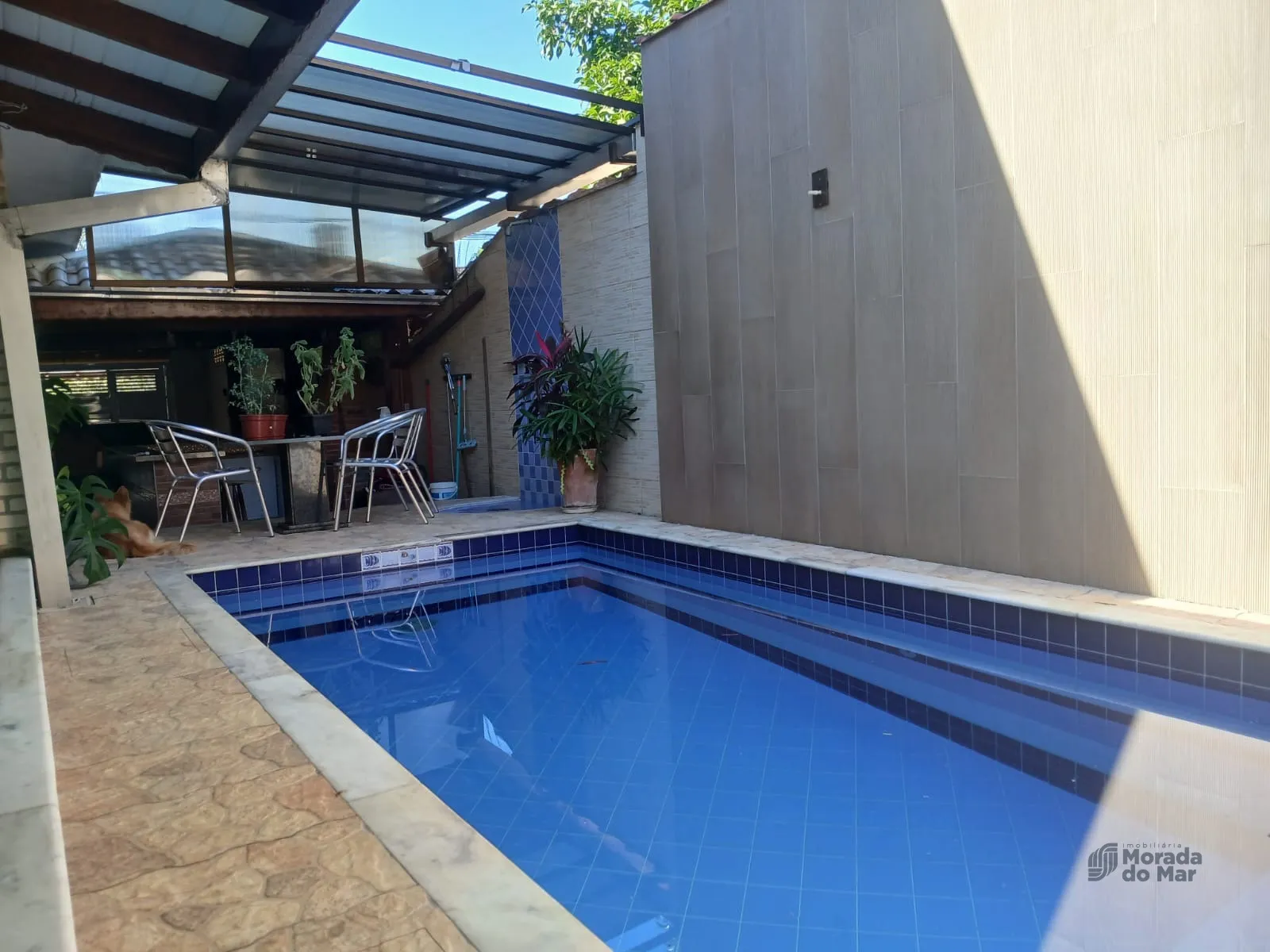 Sobrado 250 m² com 3 suítes, energia solar e piscina no Massaguaçu